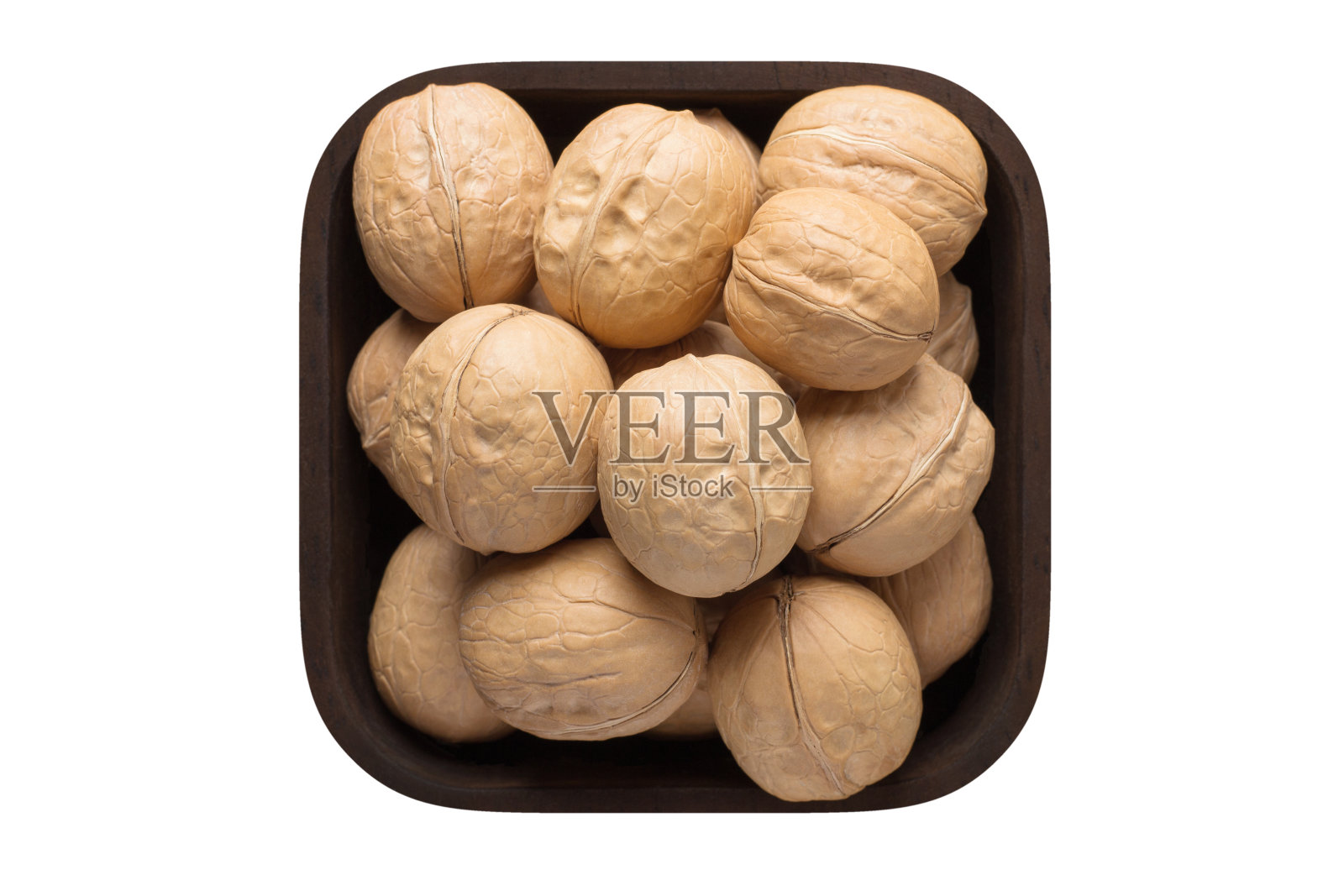 有壳核桃，智利在白色背景上孤立的方形碗。有机食品，俯视图。照片摄影图片
