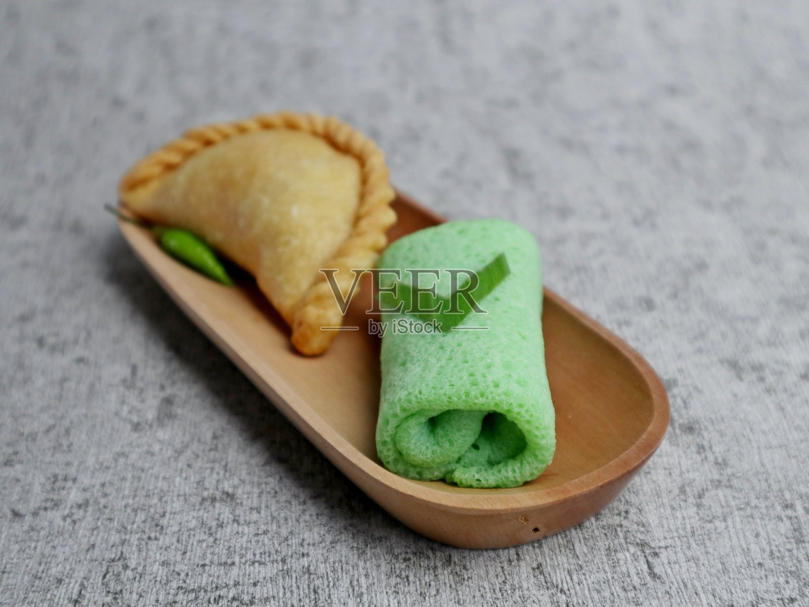 达达尔古隆香糕是一种传统的印尼甜品，里面有碎椰子和棕榈糖照片摄影图片