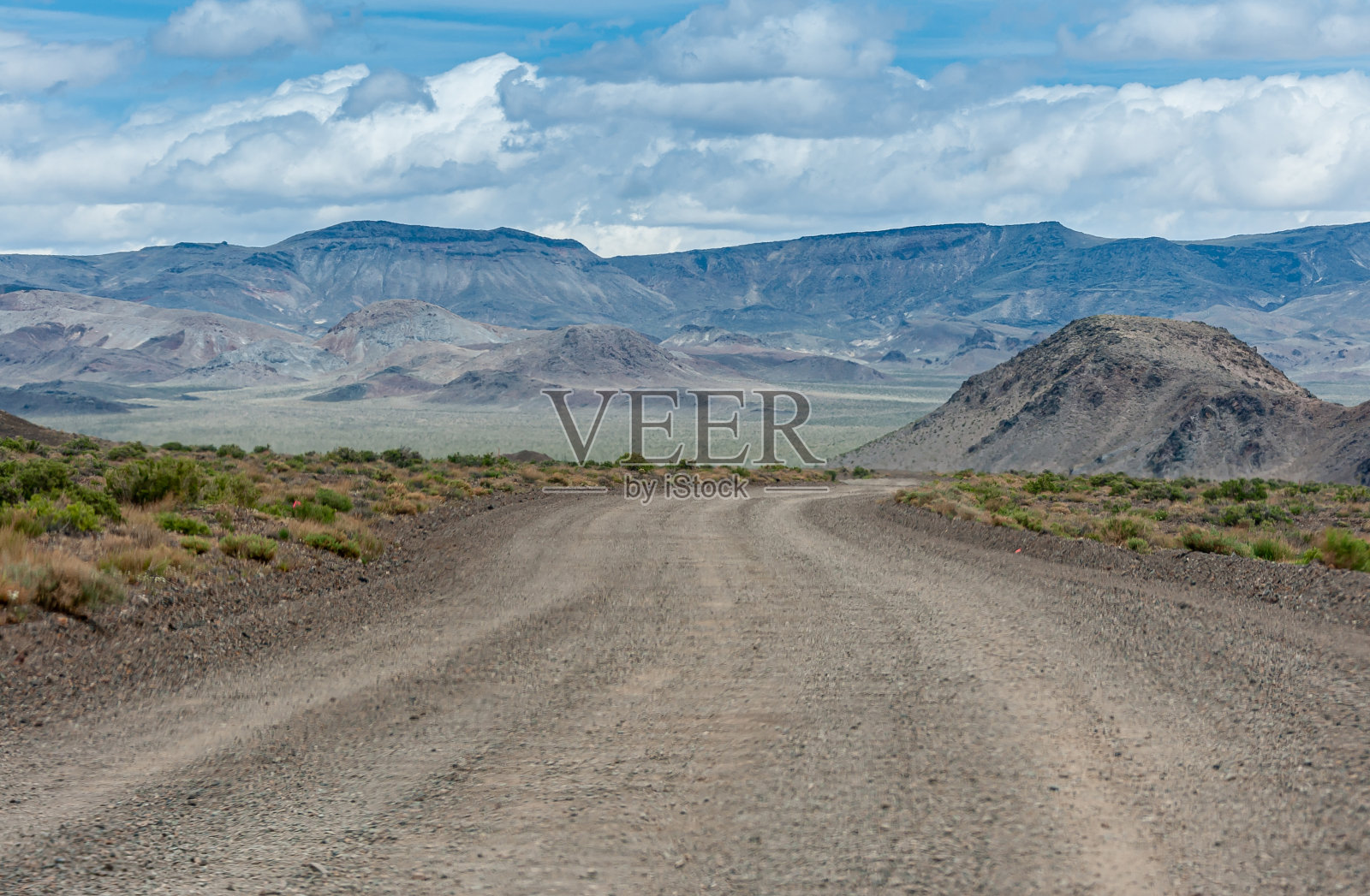 蜿蜒穿过美国西北高原沙漠的土路照片摄影图片