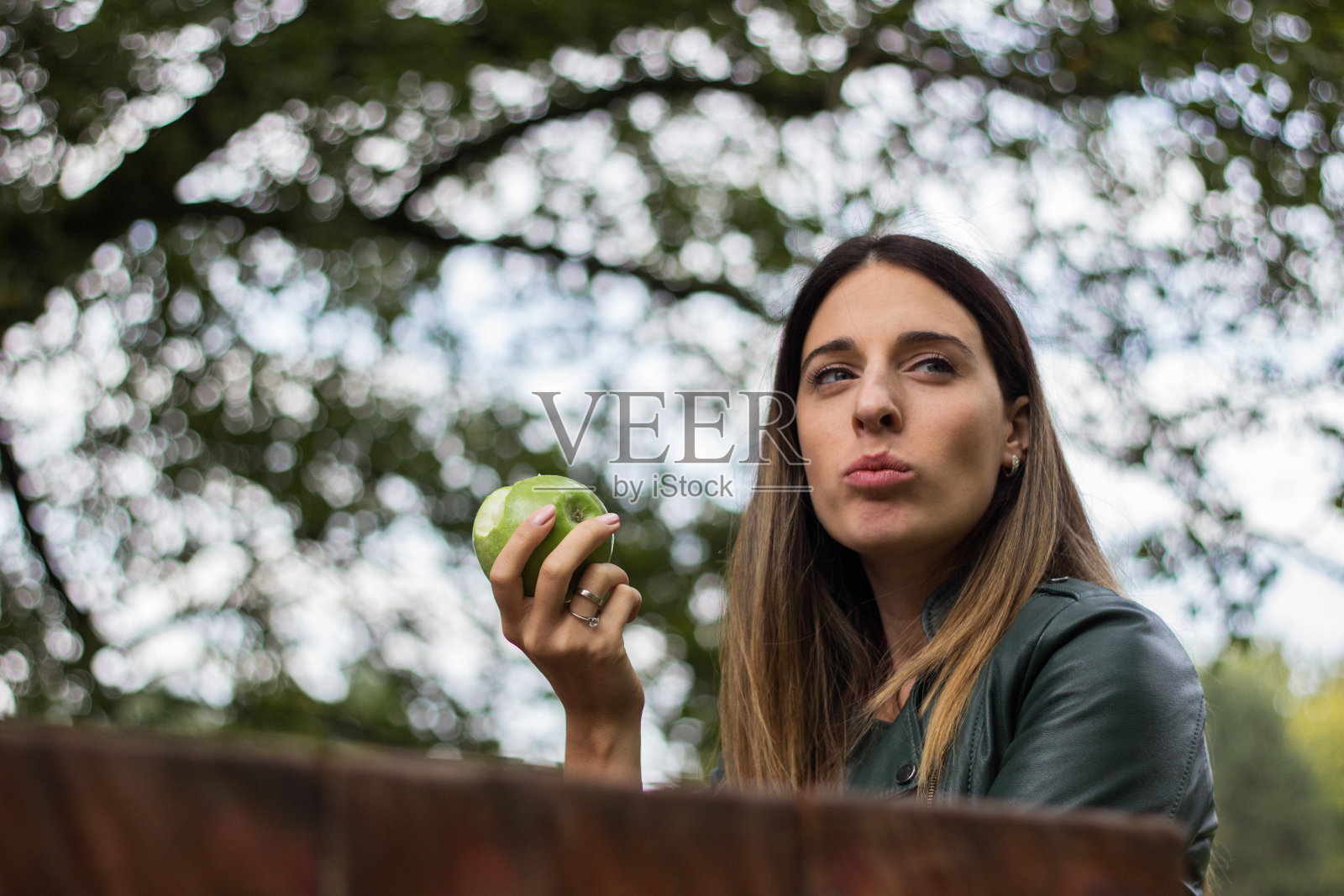 一个快乐的年轻女人在吃苹果照片摄影图片