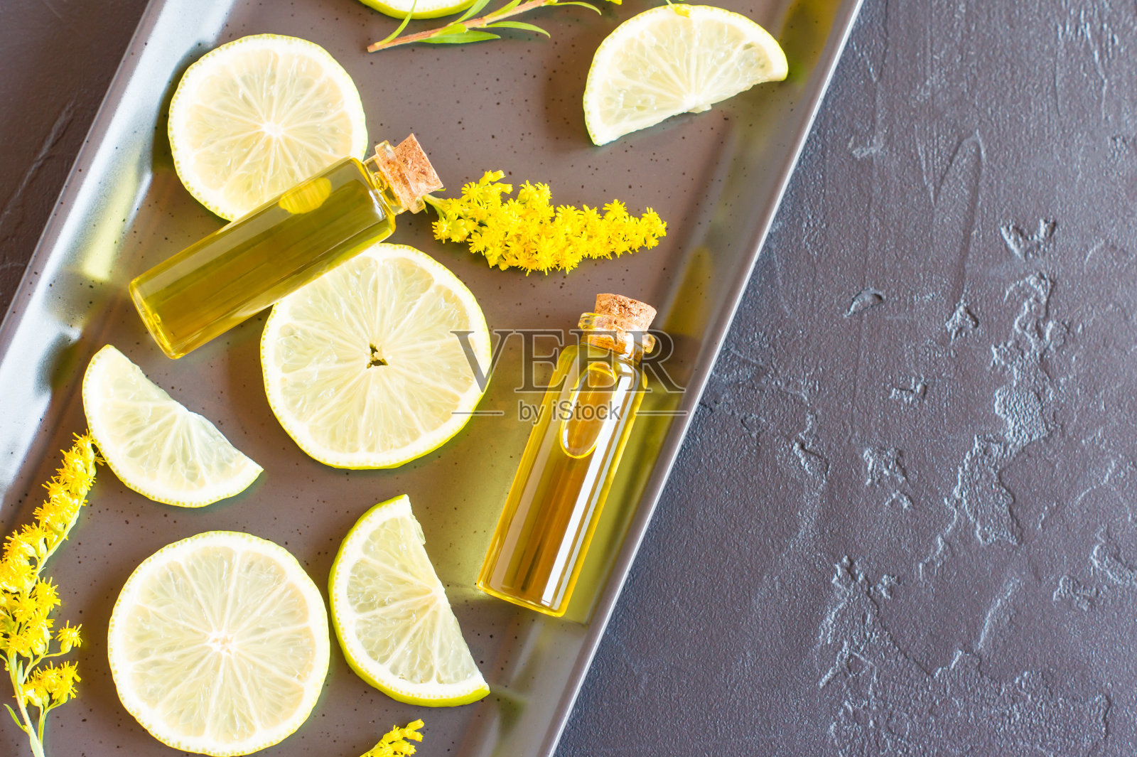 两个用软木塞盖住的瓶子，里面有柑橘精油。健康的概念和医疗目的。照片摄影图片