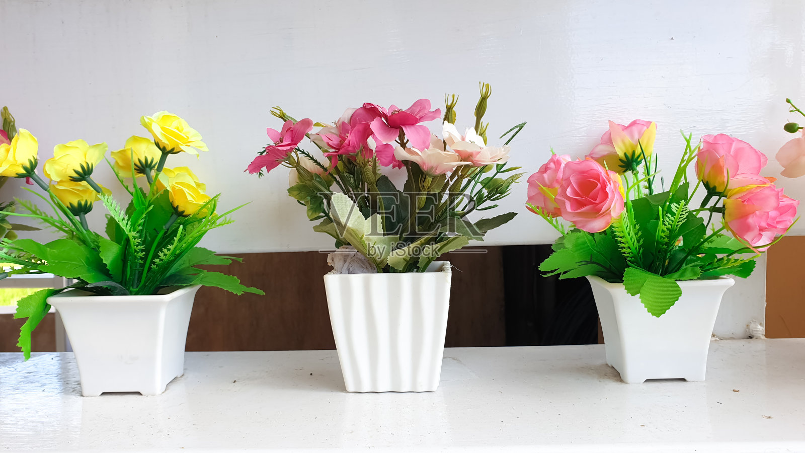 花盆里五颜六色的塑料花照片摄影图片