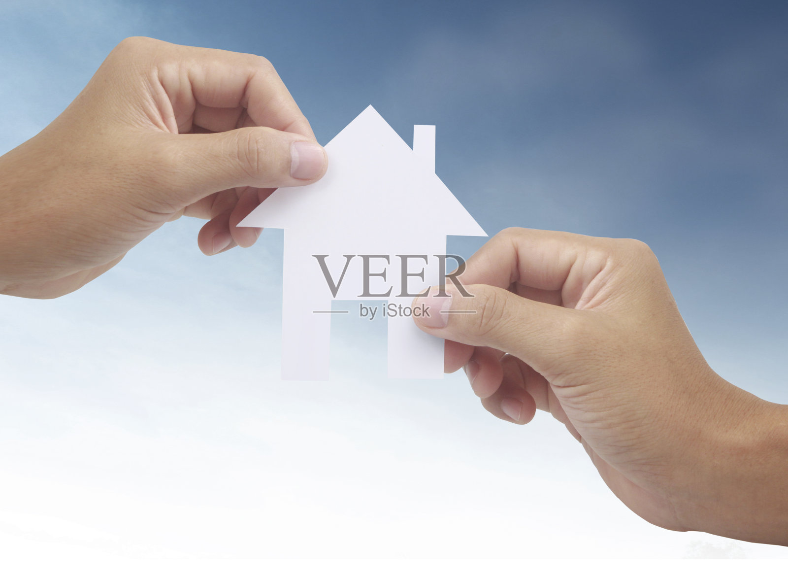 手执纸屋，家保家保理念照片摄影图片