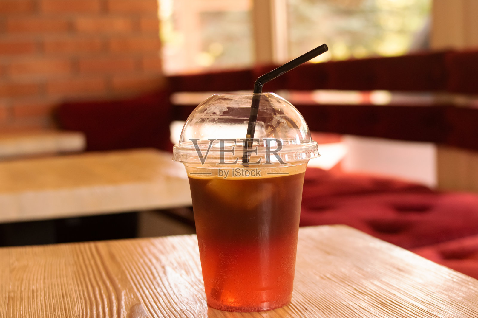 茶水放在桌上的透明玻璃杯里照片摄影图片