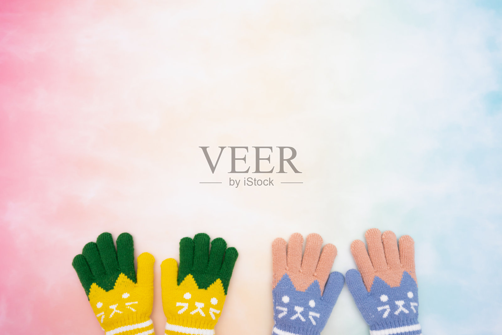 底部为儿子和女儿的家庭场景，背景色彩丰富照片摄影图片