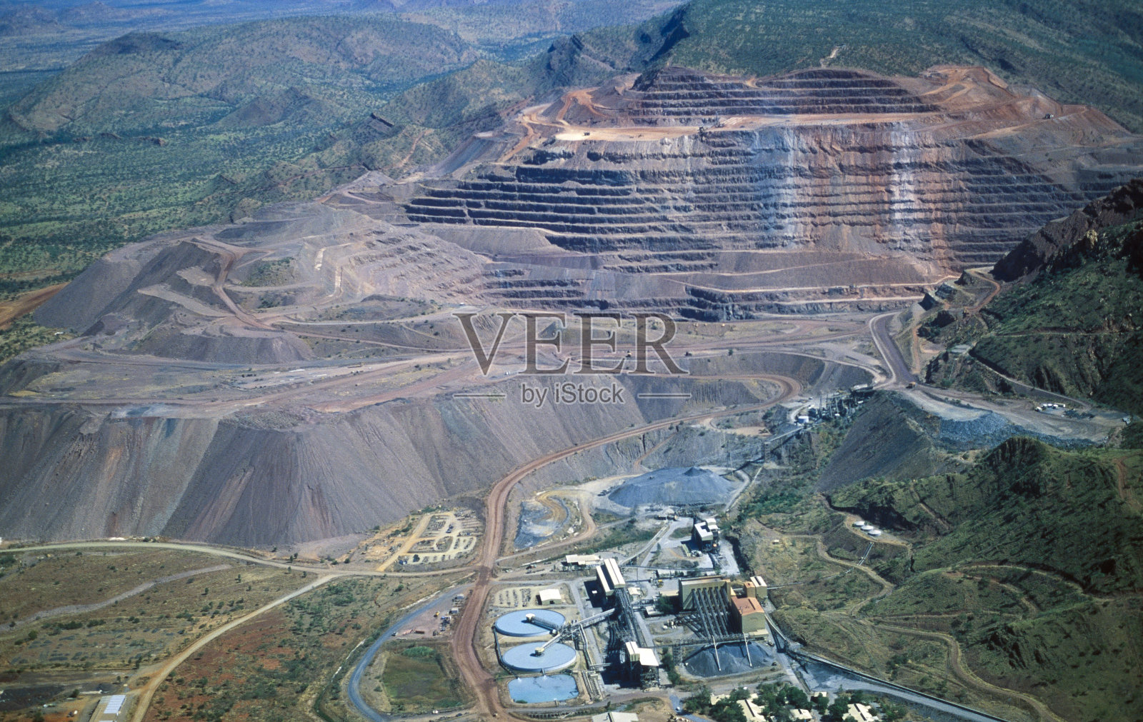 露天开采的钻石矿。照片摄影图片