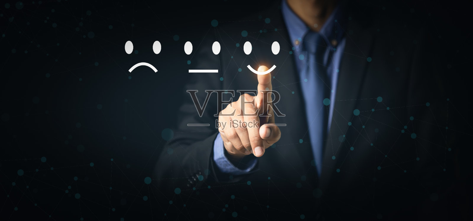 顾客服务和满意度概念商家在虚拟屏幕上触摸快乐的微笑图标，以获得良好的评价和服务满意度的反馈。照片摄影图片