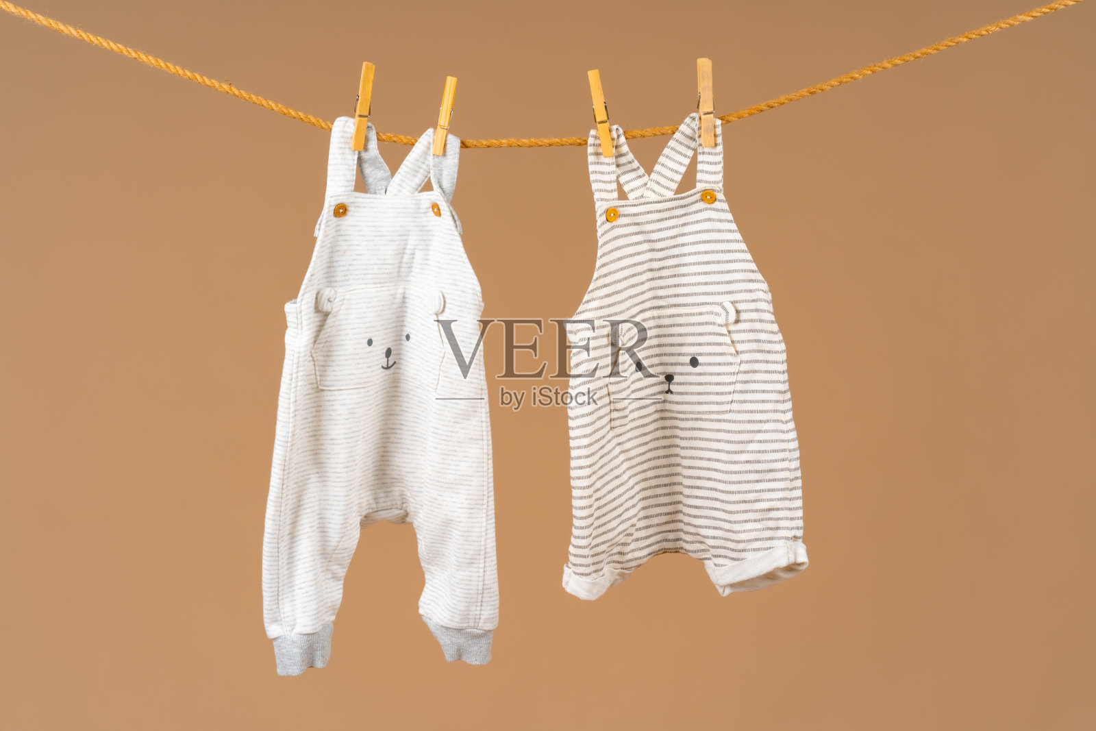 把孩子的衣服别在晒衣绳上晾干照片摄影图片