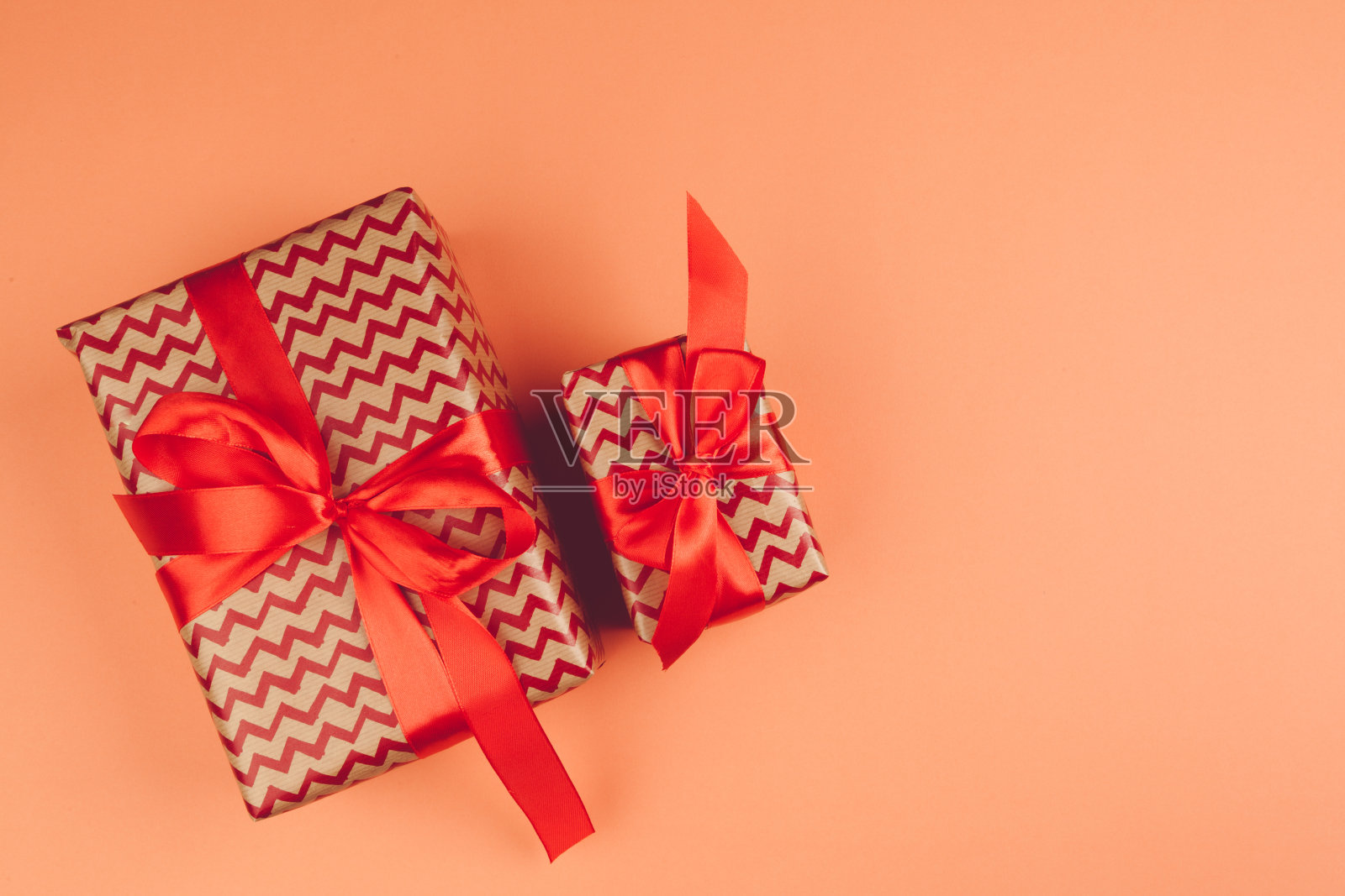 呈现在橙色背景上的蝴蝶结照片摄影图片