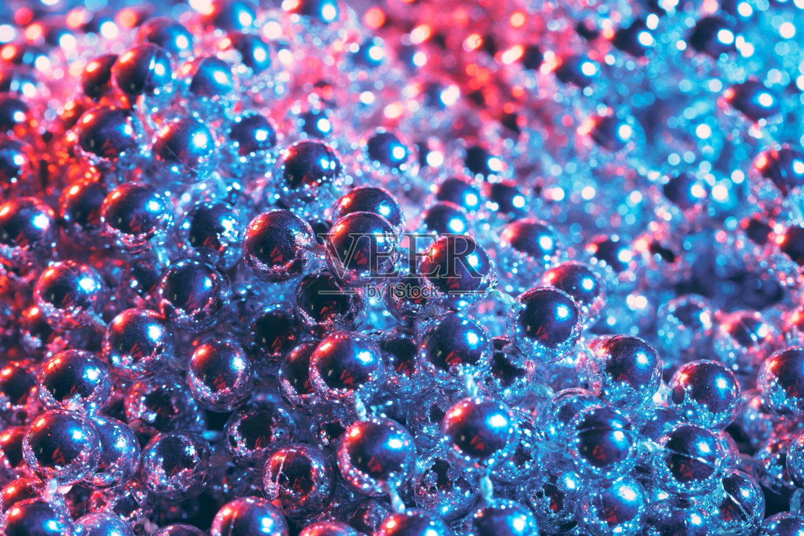 派对或假日装饰概念-银色闪亮珠子的特写照片摄影图片