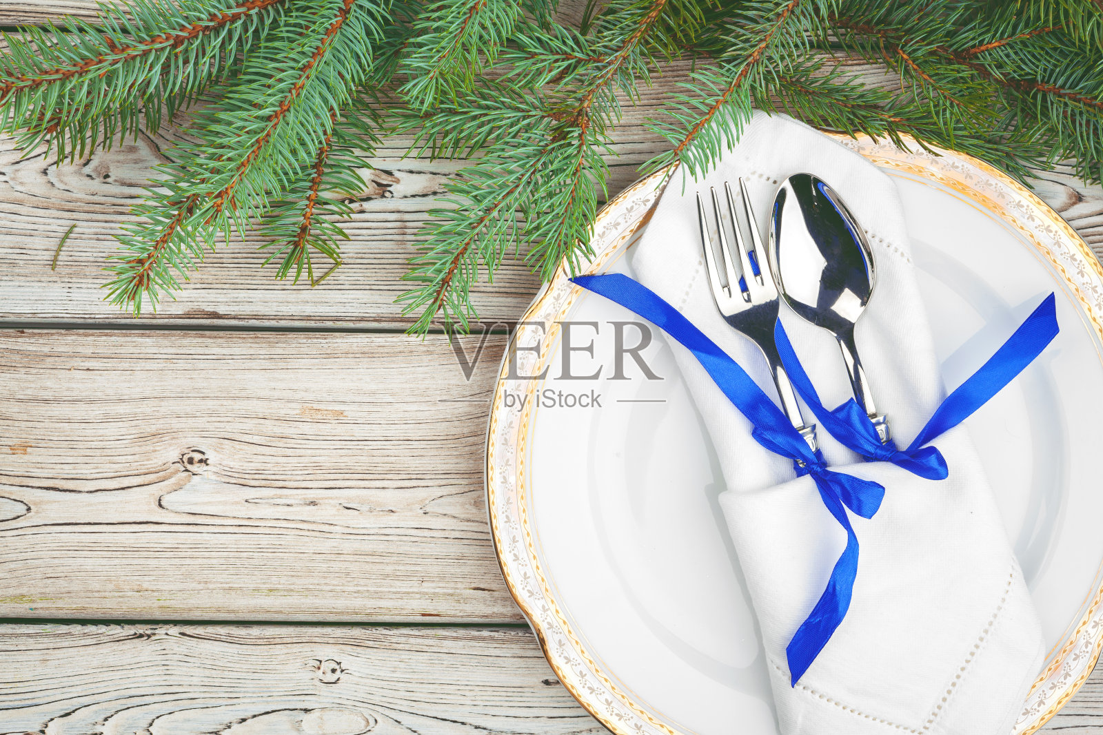 松枝木桌和节日餐桌布置照片摄影图片
