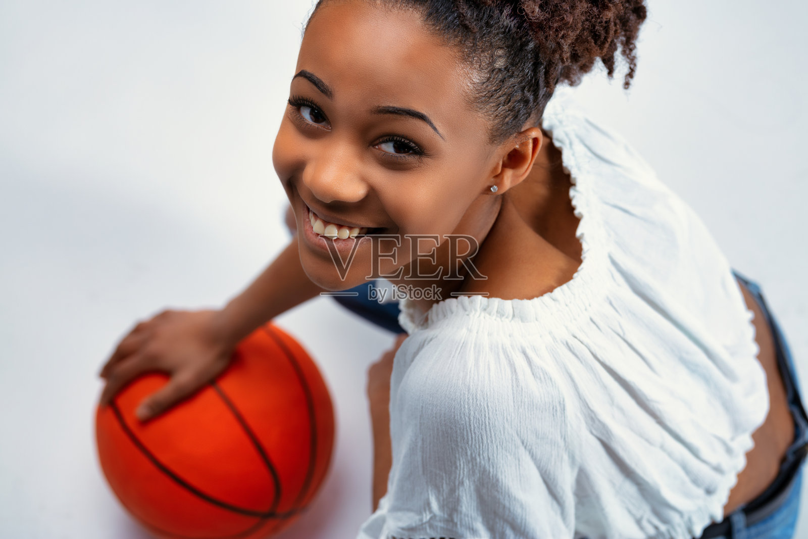 友好快乐的年轻黑人女性对着镜头微笑照片摄影图片