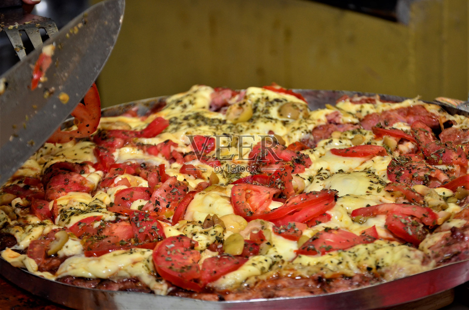 香肠披萨的形状照片摄影图片