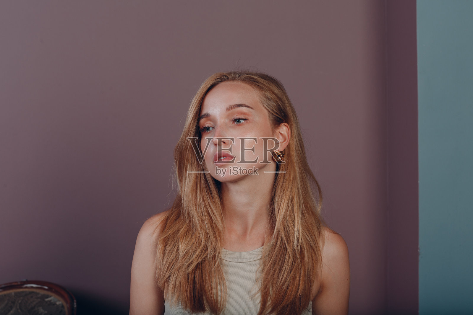 成年年轻女子严肃肖像画室。照片摄影图片