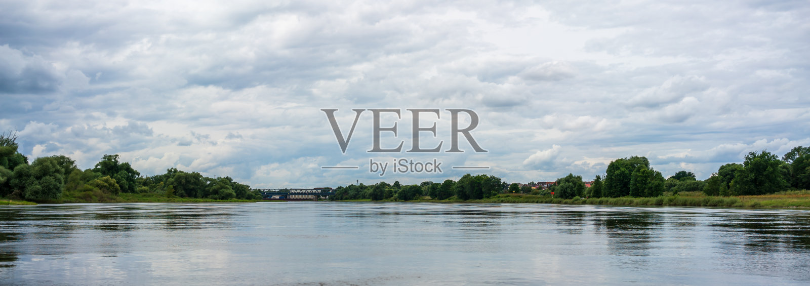 在Dessau-Roßlau的易北桥观看照片摄影图片