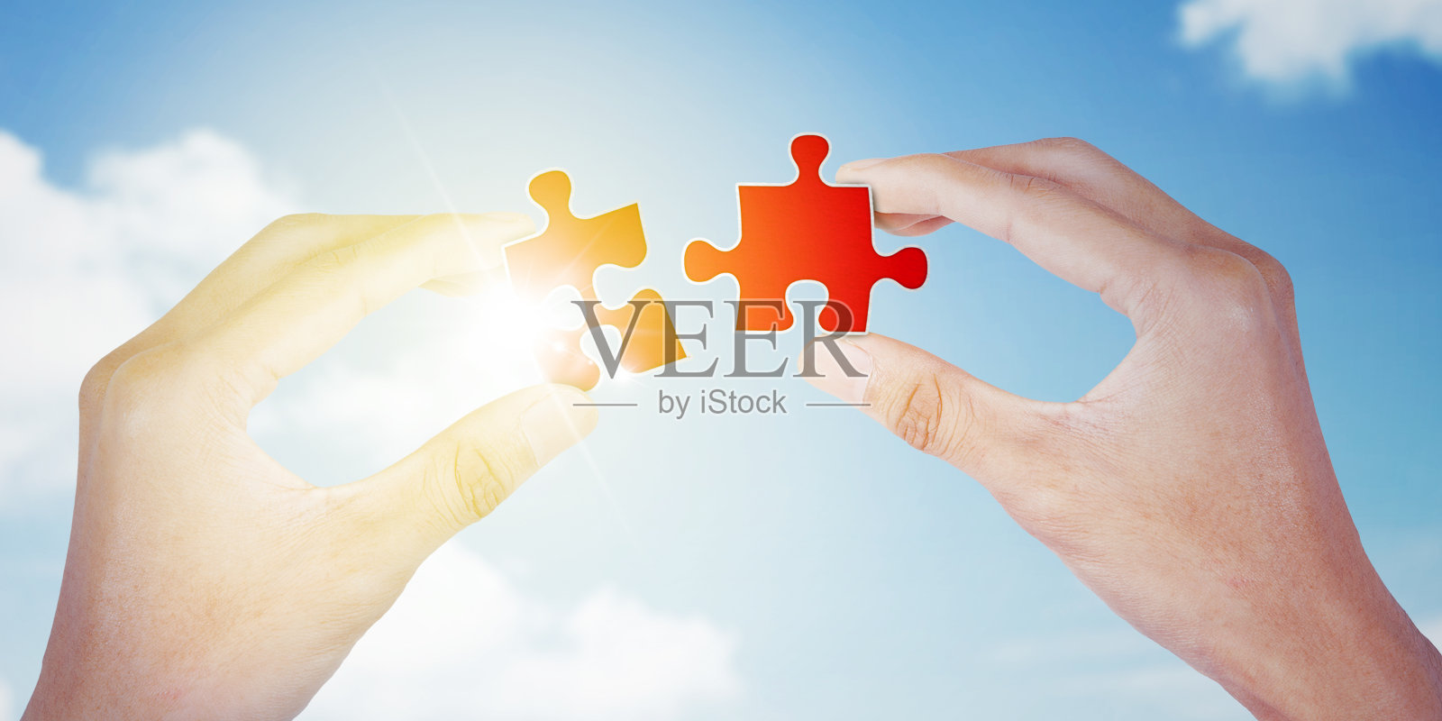 手组装拼图与天空背景照片摄影图片
