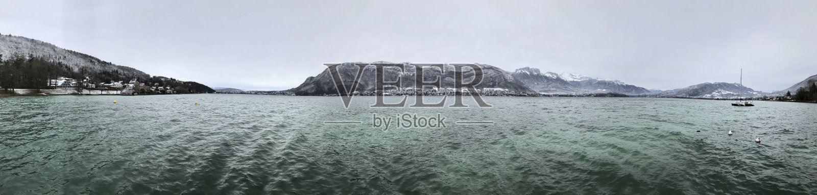 最后一场雪后，从安纳西湖岸边的景色照片摄影图片