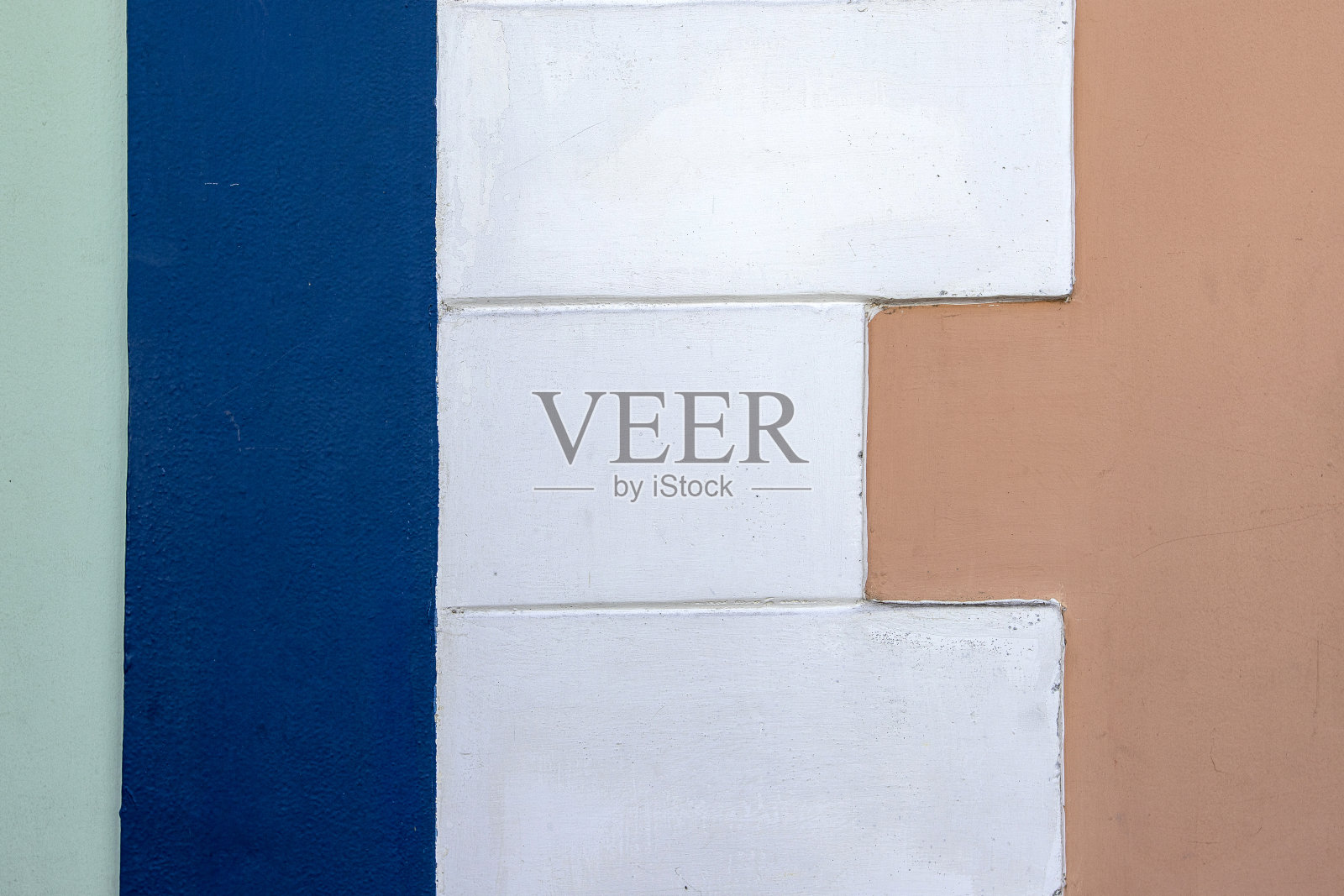 对称的几何图案和对比色组成的前墙房子照片摄影图片