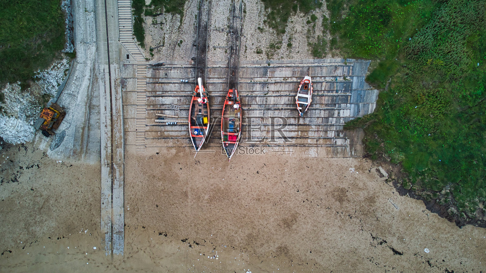 小渔船在混凝土船台上的鸟瞰图，Flamborough，约克郡，英国，英国照片摄影图片