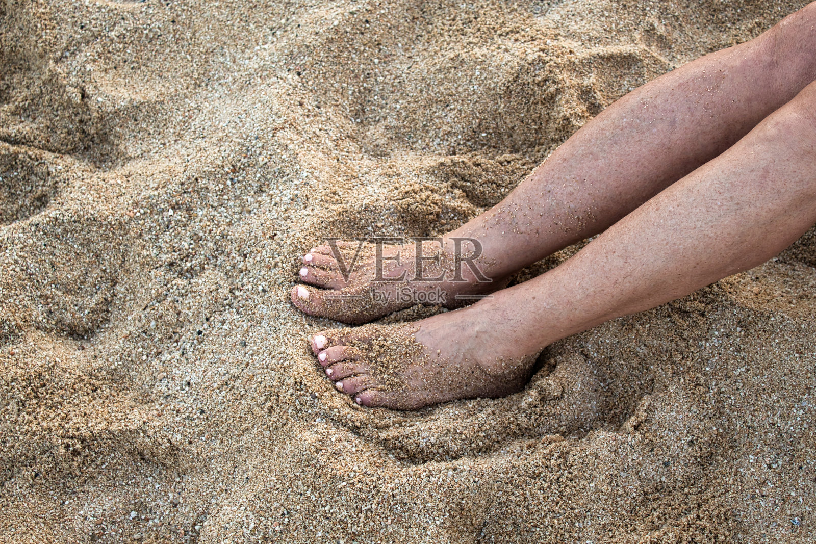一个女人的脚在沙滩上的抬高和侧面的观点照片摄影图片
