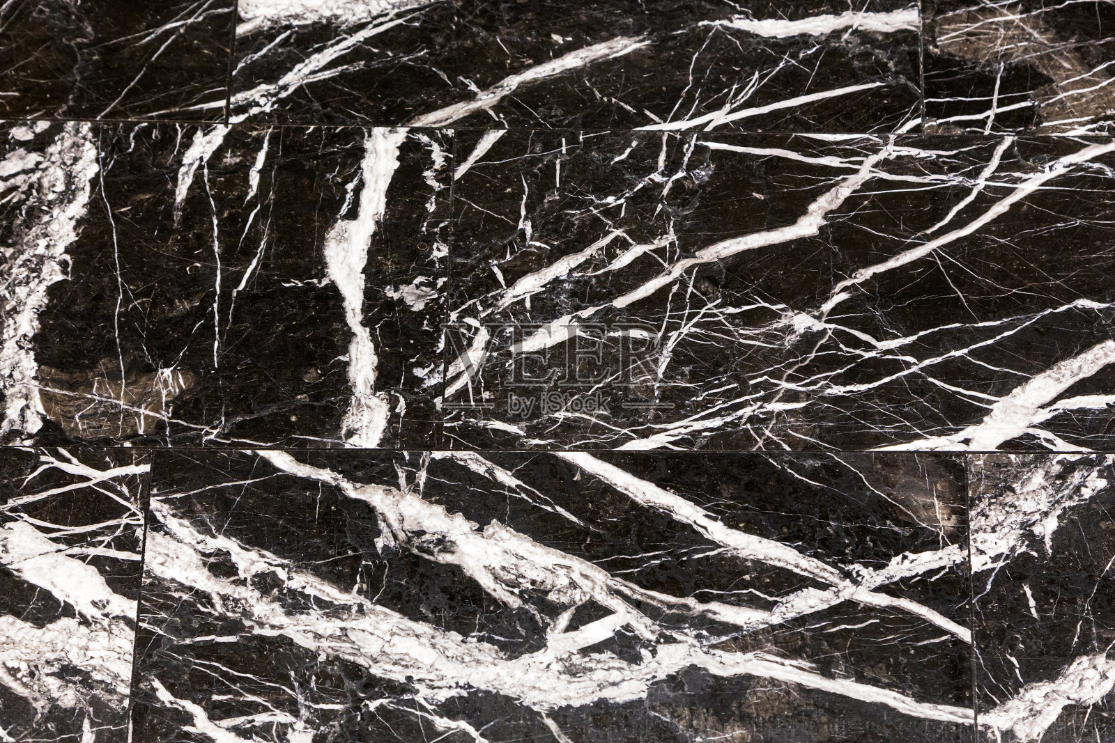 白色纹理的黑色大理石瓷砖。大理石地板，石材图案匹配。照片摄影图片
