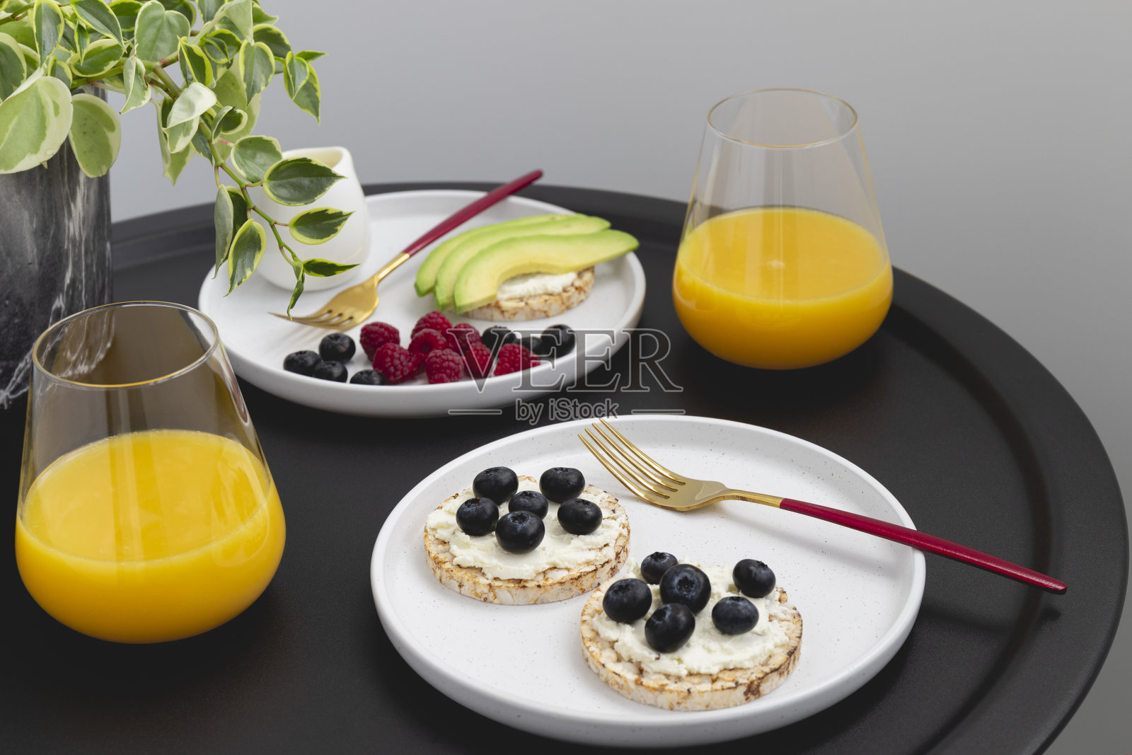 健康的早餐场景与浆果，营养的吐司和新鲜的橙汁。照片摄影图片