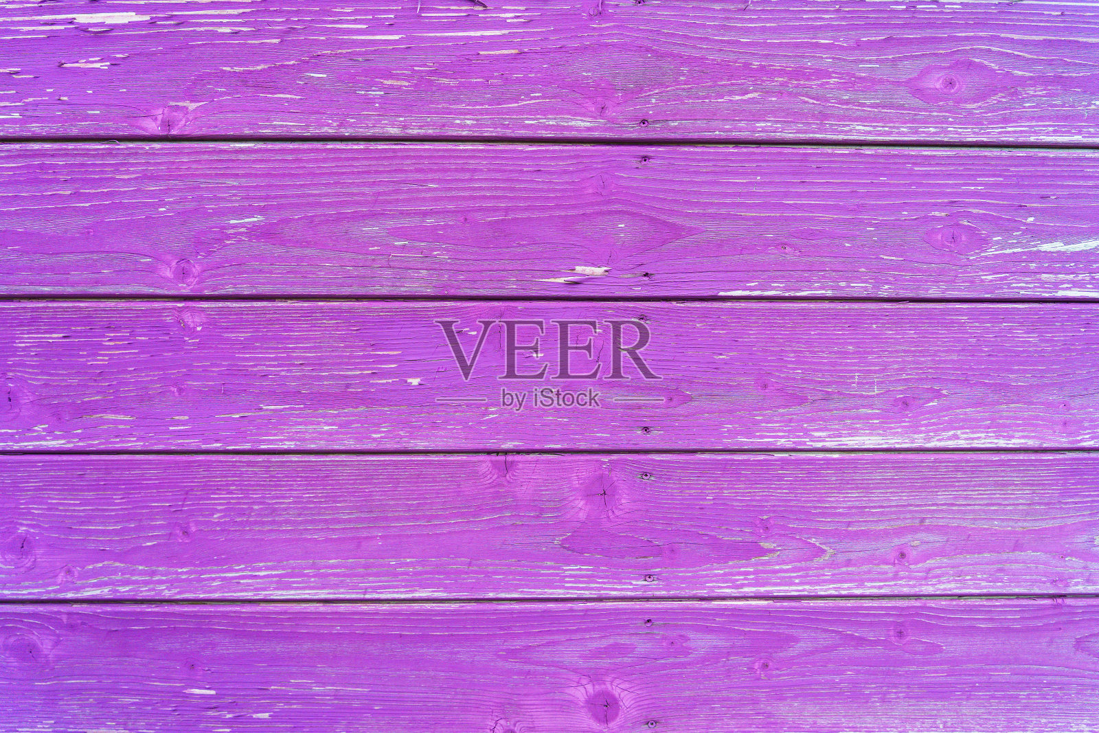 一种紫色和粉红色的古色古香的木板，水平的木板上的油漆已经开裂照片摄影图片