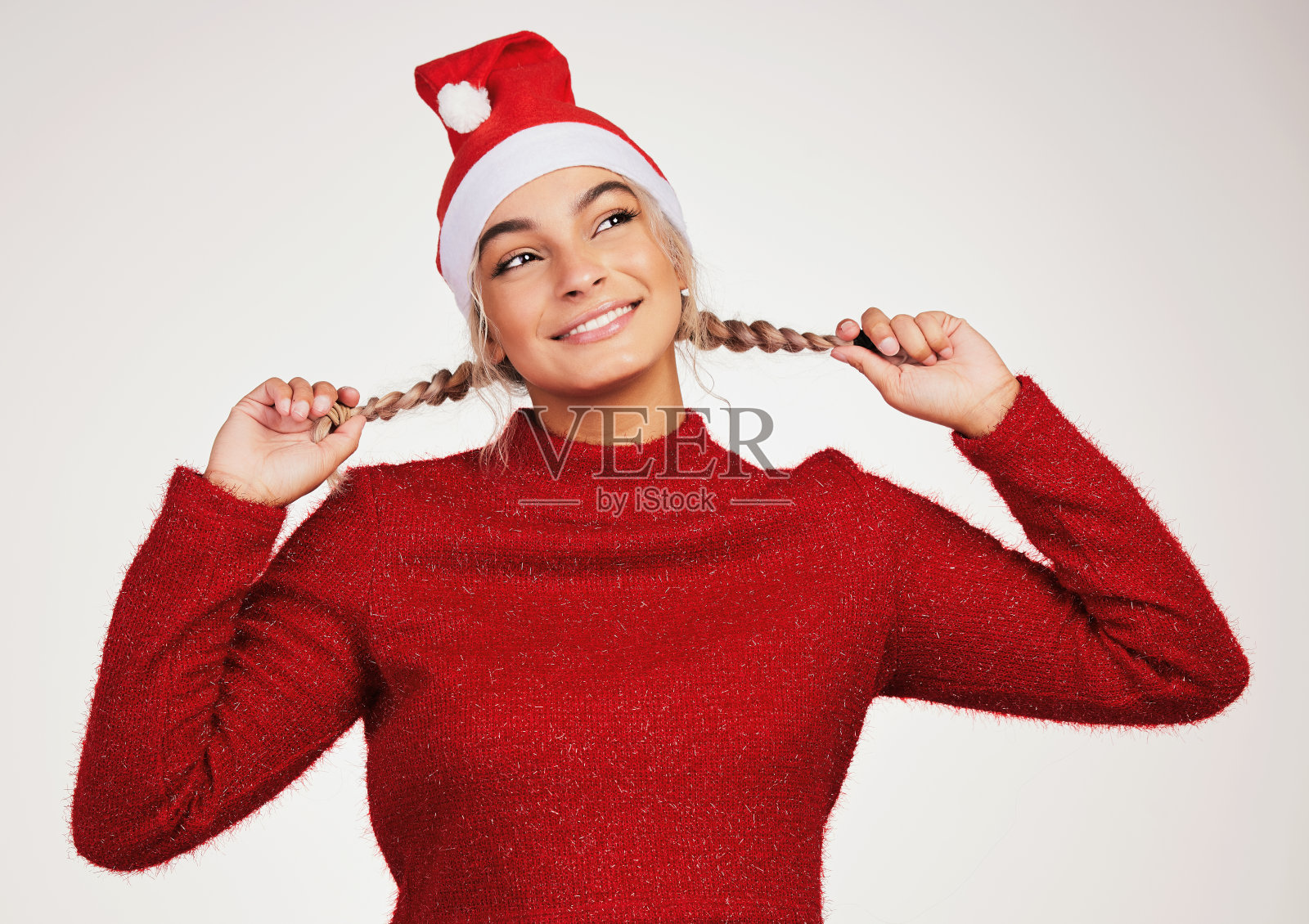 一名年轻女子在灰色背景下摆姿势的摄影棚照片照片摄影图片