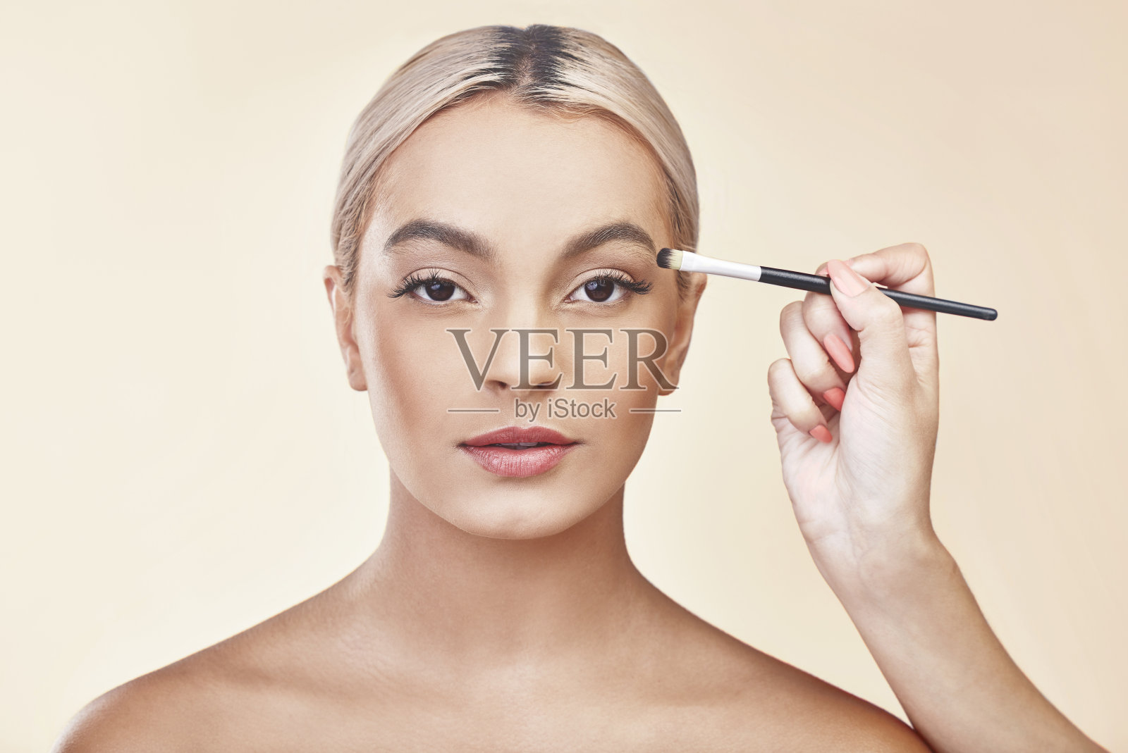 摄影棚里一个女人正在脸上化妆照片摄影图片