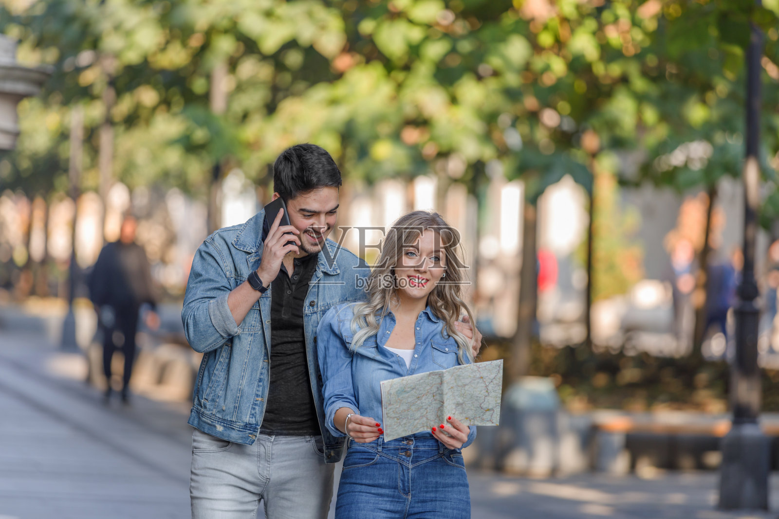 一对年轻游客在度假期间愉快地探索城市照片摄影图片