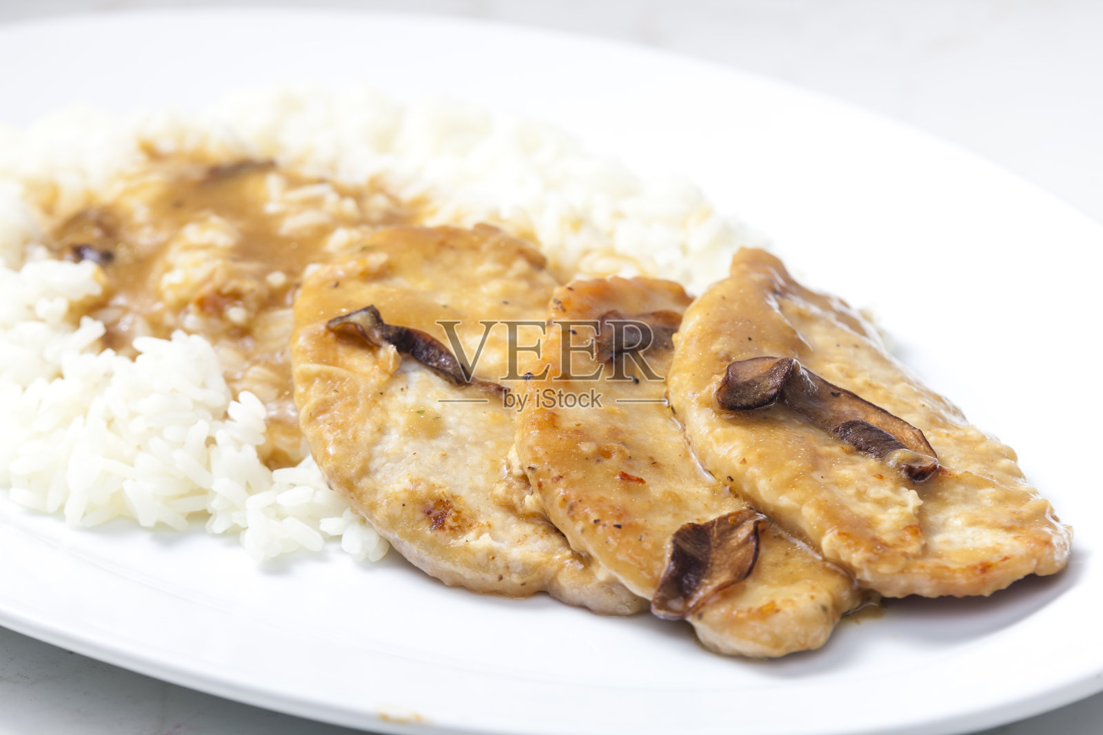 禽肉配蘑菇酱和米饭照片摄影图片