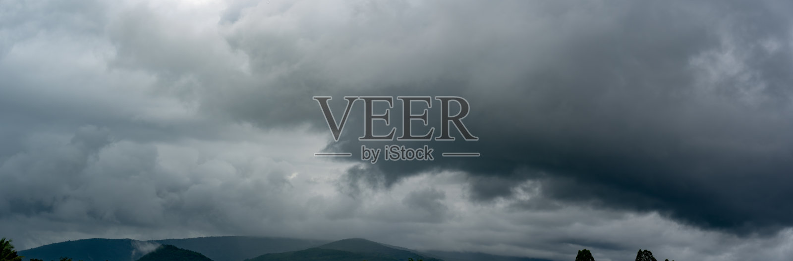 (全景)农村稻田上空乌云暴雨，夏季山上云雨照片摄影图片