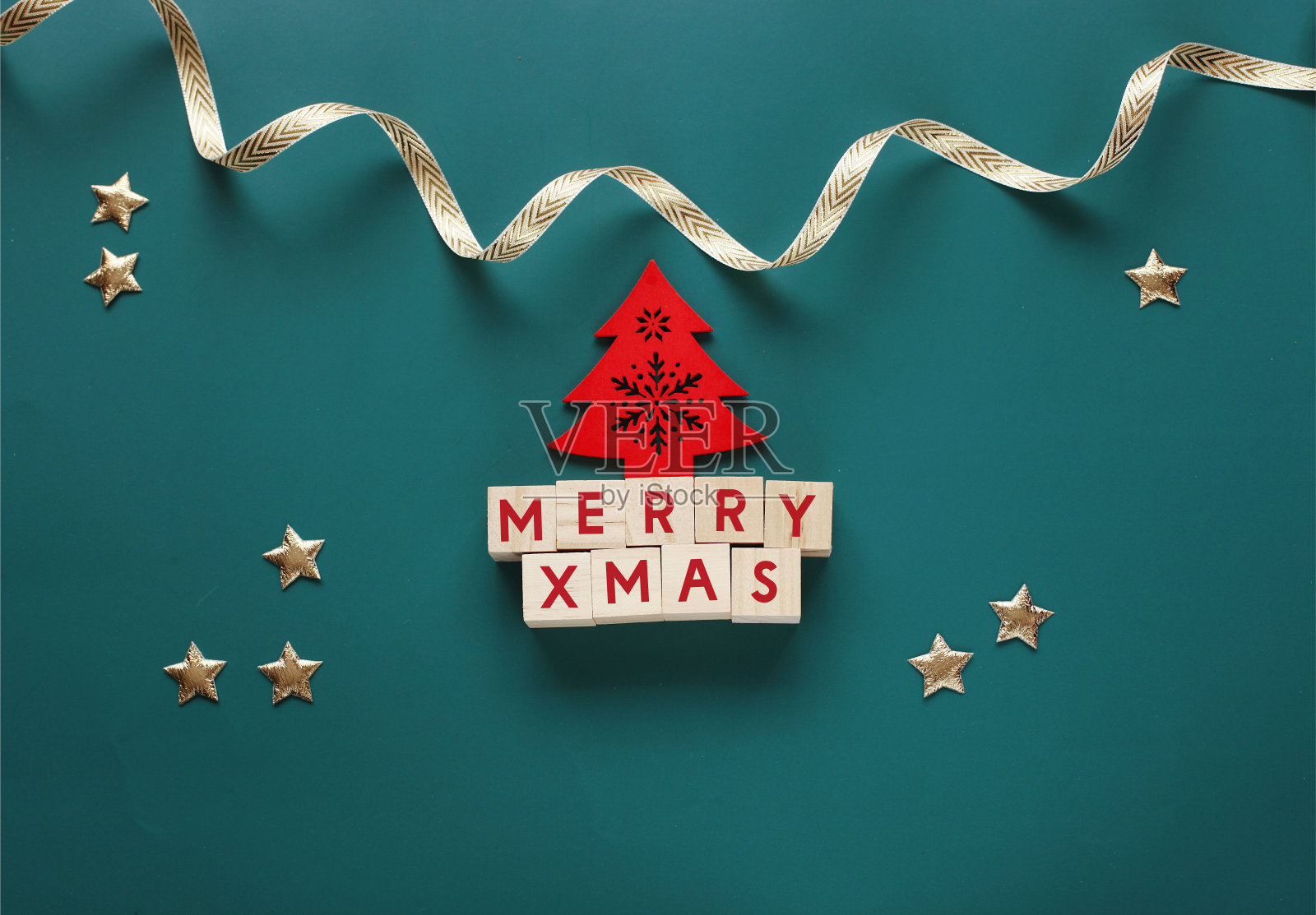 圣诞快乐贺卡与字母。照片摄影图片