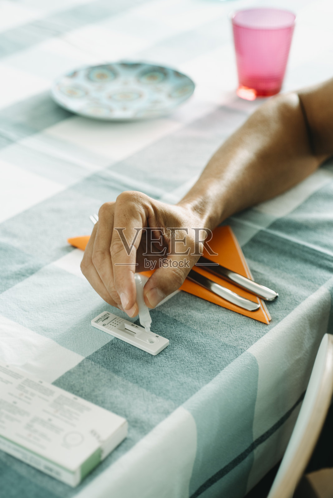 午饭前做COVID-19快速检测照片摄影图片