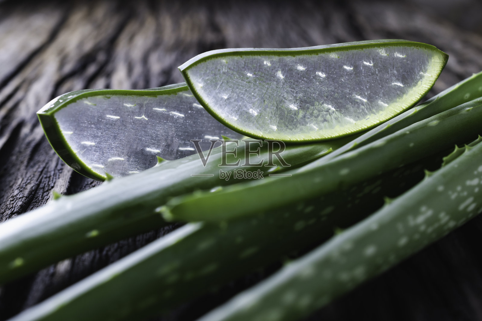 切片芦荟植物化妆品或保健医疗木制背景。照片摄影图片