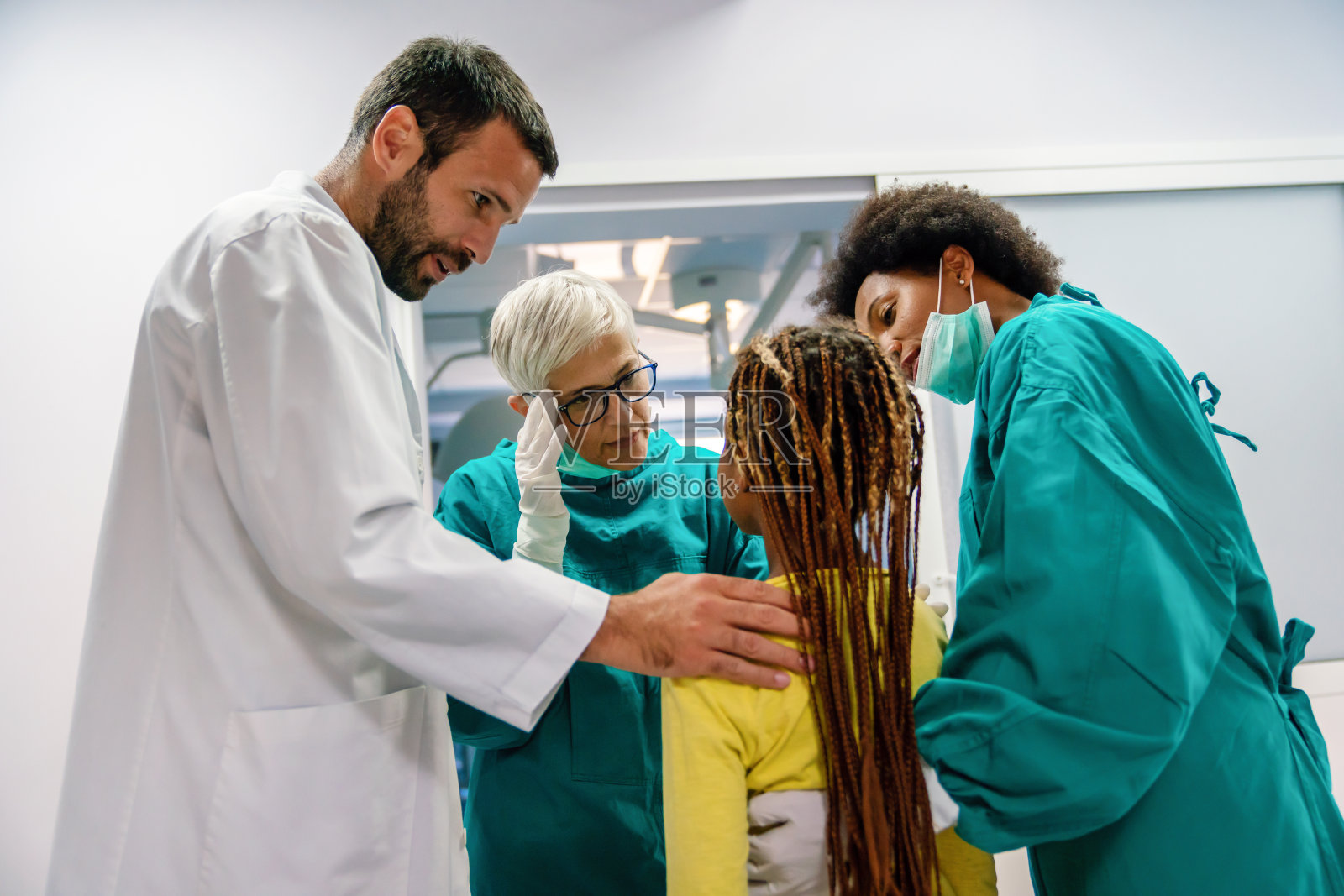 医院里医生安慰小女孩照片摄影图片