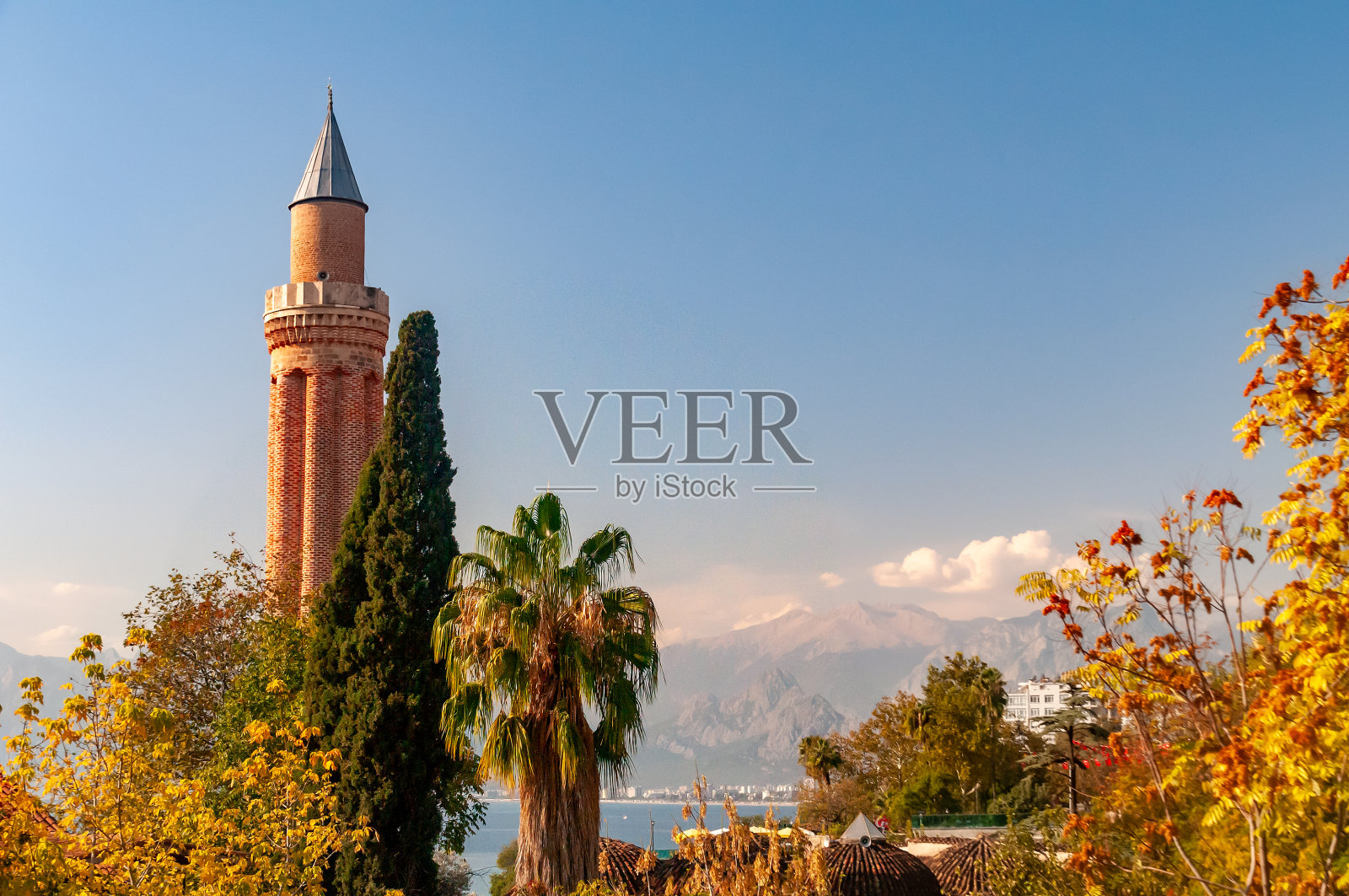 安塔利亚的尖塔在一个晴朗的秋日照片摄影图片