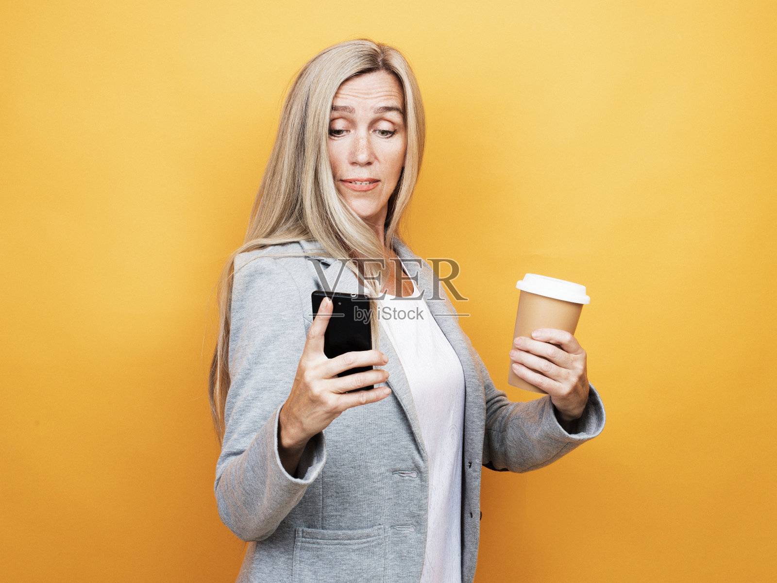 老年人，生活方式和情感理念:快乐的成熟老年女性长发拿着手机和咖啡照片摄影图片