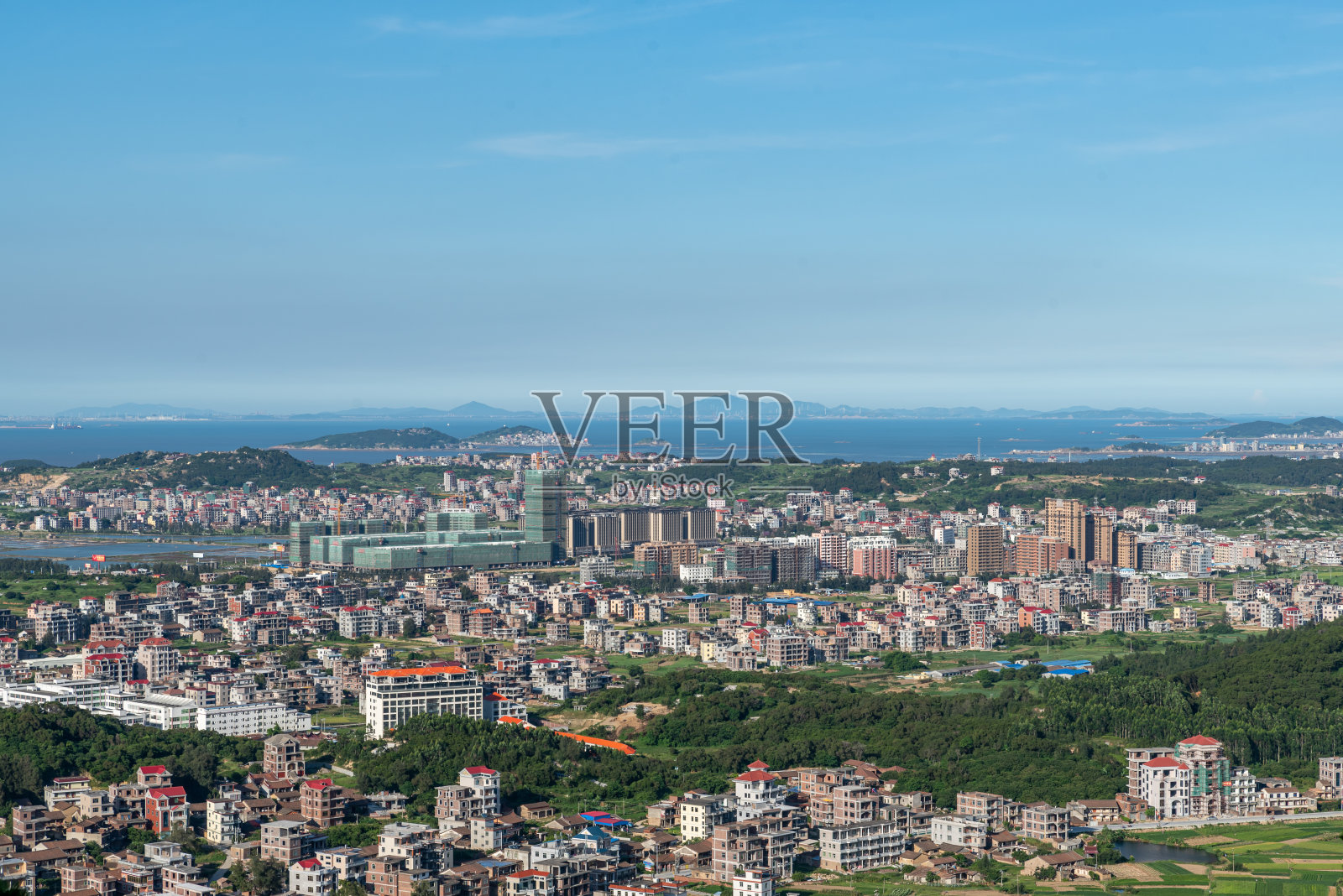 这座山俯瞰着富裕的村镇照片摄影图片