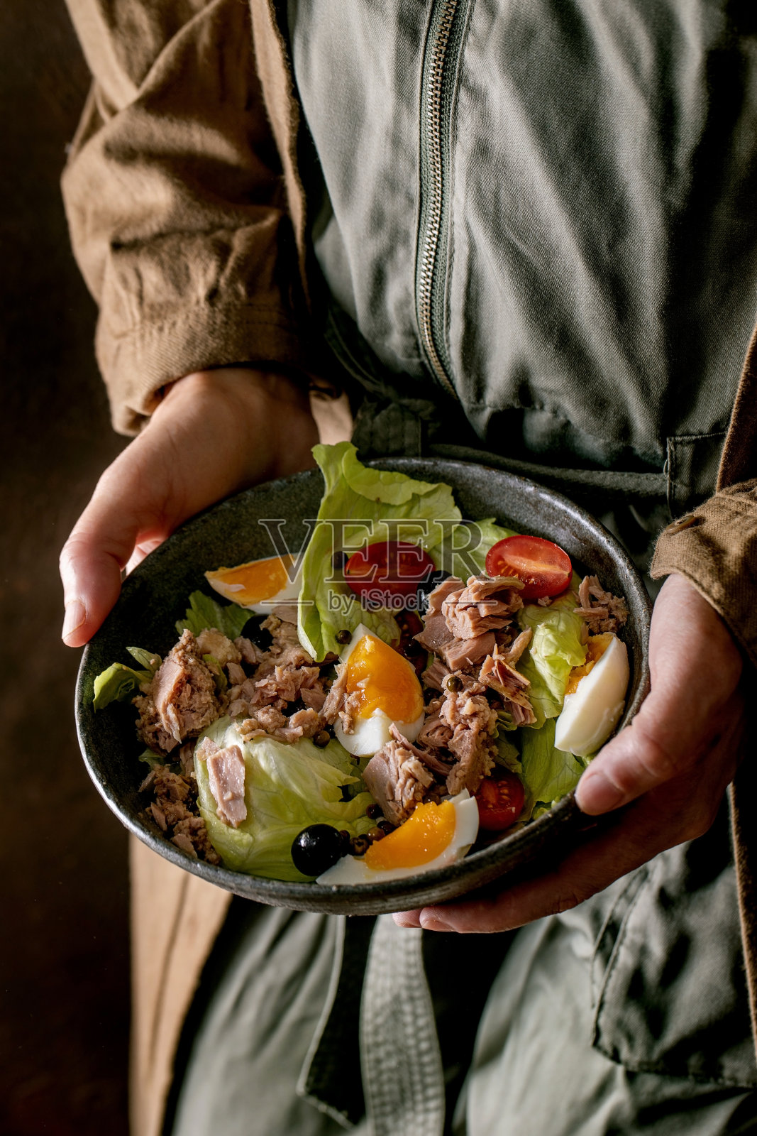 传统的尼斯沙拉配金枪鱼罐头照片摄影图片