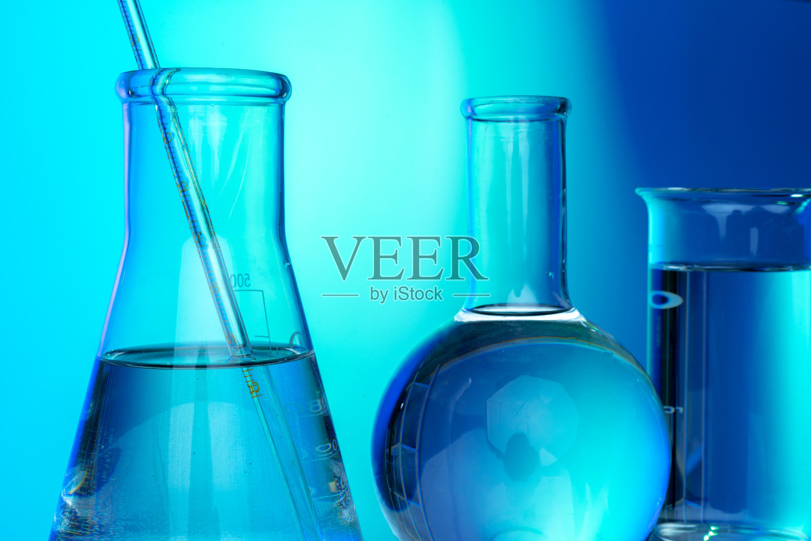 一排试管与液体在蓝色和绿色色调的背景照片摄影图片