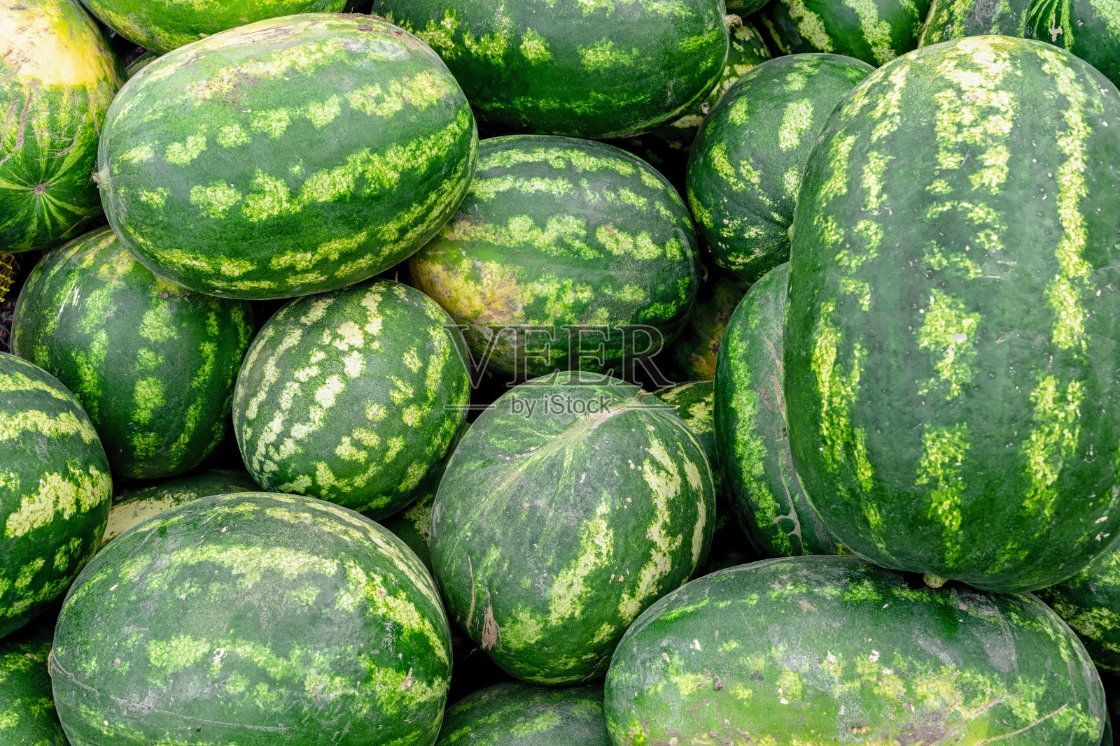 西瓜的背景。夏天水果市场照片摄影图片