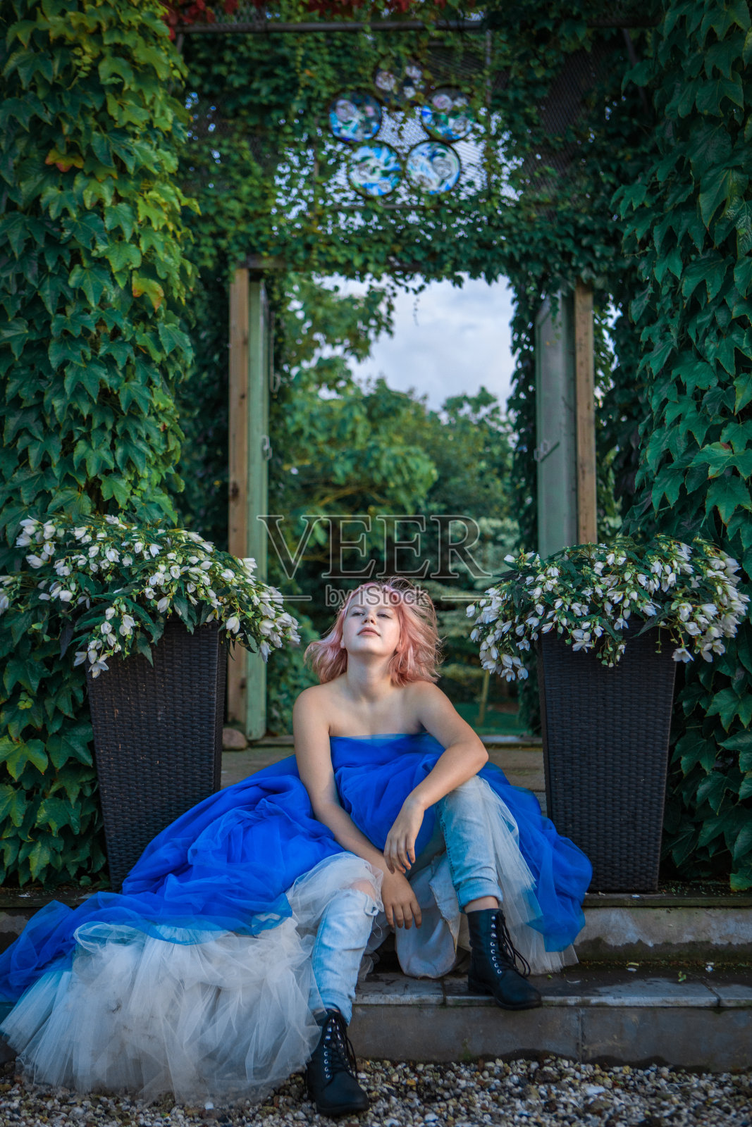 秘密花园里的美丽金发公主照片摄影图片