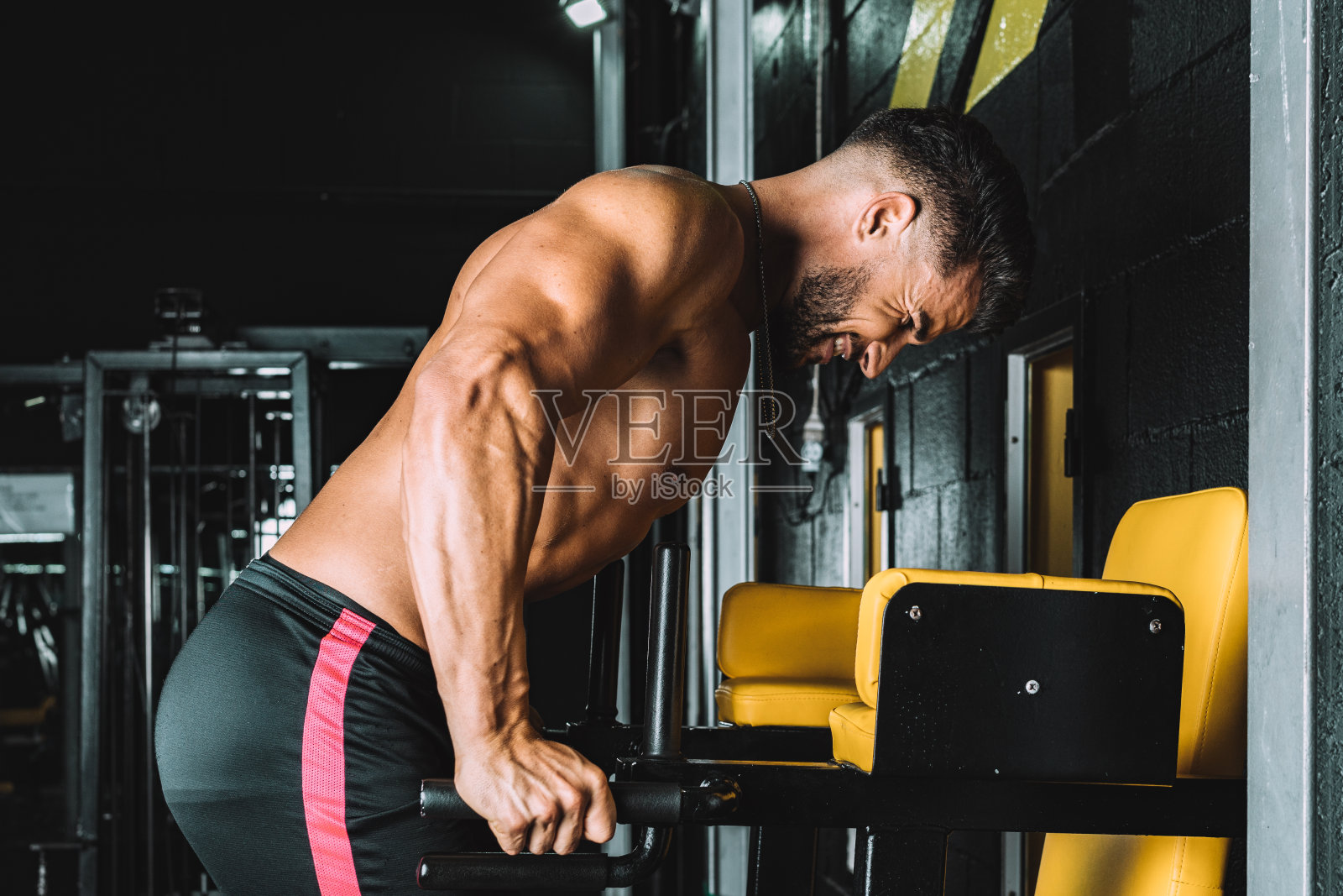 强壮的成年白人男性在健身房里锻炼照片摄影图片