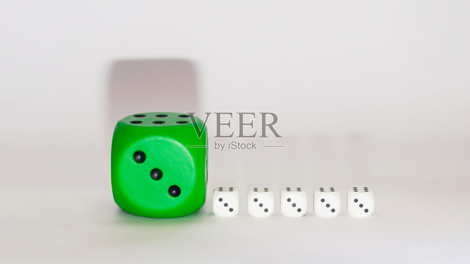 绿色骰子旁边的白色的在白色的背景照片摄影图片