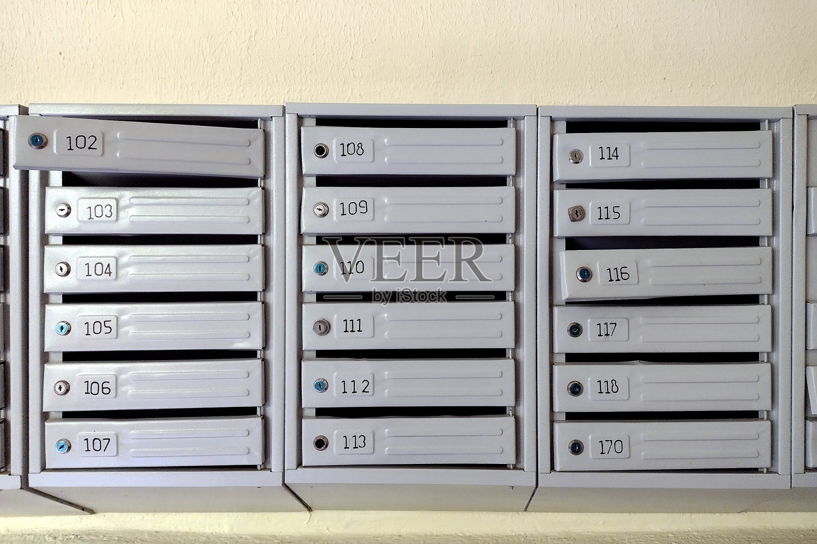 房子走廊墙上的邮箱照片摄影图片