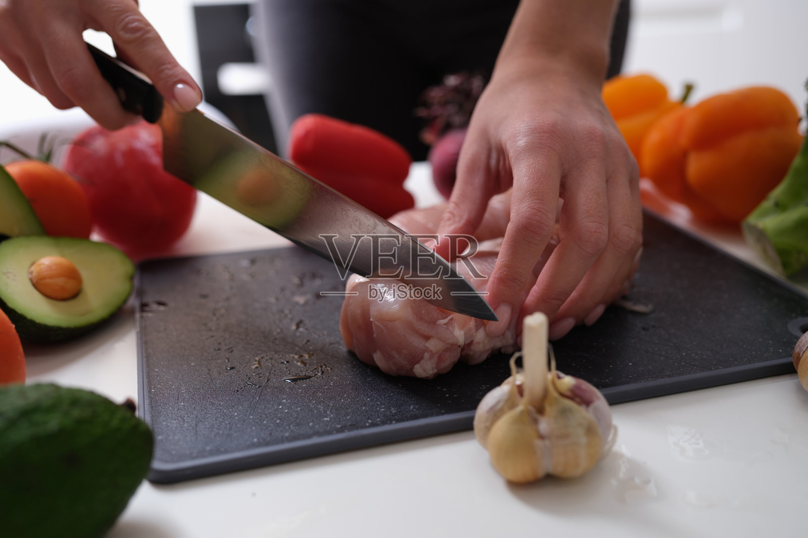 厨师在飞机上切肉，靠近蔬菜照片摄影图片