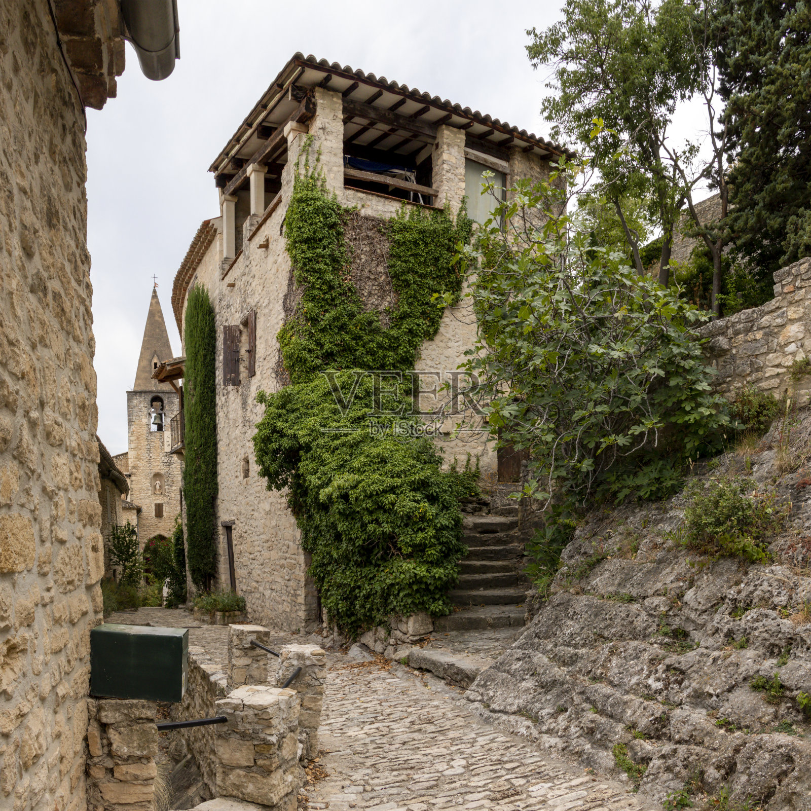 欧洲法国沃克吕兹的中世纪村庄，典型的普罗旺斯老城的尖顶狭窄街道照片摄影图片