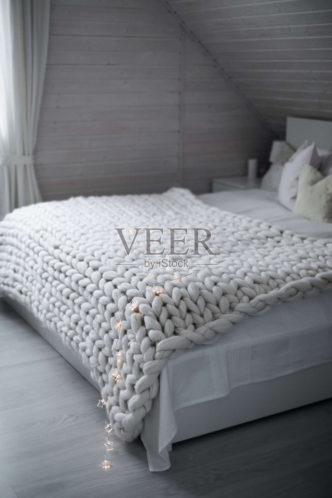 白色北欧卧室内部编织格子照片摄影图片