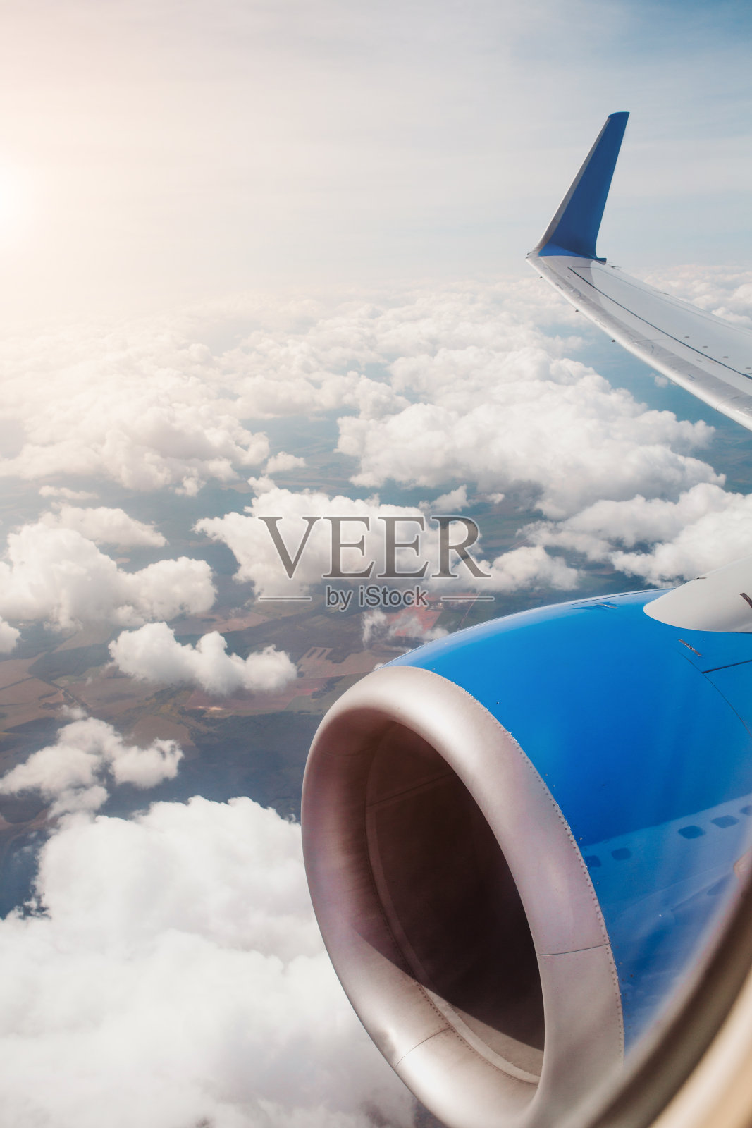 从飞机窗口看到天空中云朵的壮观景象照片摄影图片